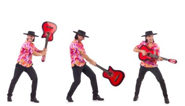 Gitarlı bir sombrero giyen adam.