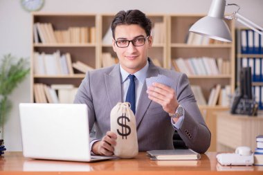 İşadamı işte kumar oynuyor.