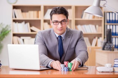 İşadamı işte kumar oynuyor.