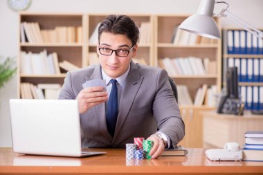 İşadamı işte kumar oynuyor.