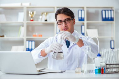 Genç araştırmacı bilim adamı bir su testi kirliliği araştırması yapıyor.