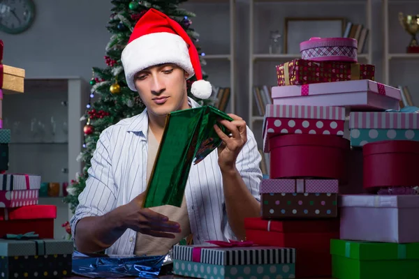 Człowiek z wielu prezentów świątecznych w pudełkach — Zdjęcie stockowe