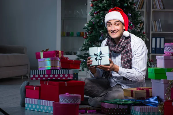 Чоловік з багатьма різдвяними подарунками в коробках — стокове фото