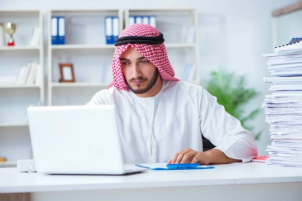 Empresario árabe trabajando en la oficina haciendo papeleo con un pi — Foto de Stock