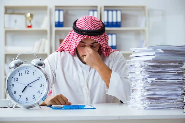 Arabský obchodník pracující v kanceláři, dělat papírování s pi — Stock fotografie