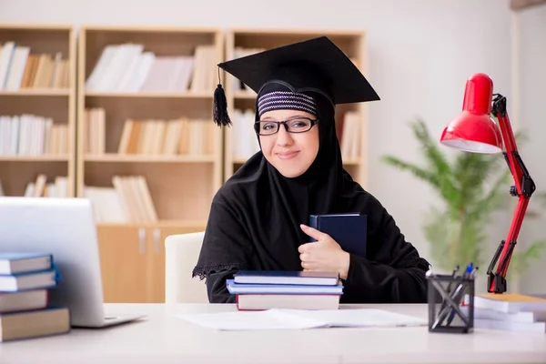 Chica musulmana en hiyab estudiando preparación para los exámenes —  Fotos de Stock