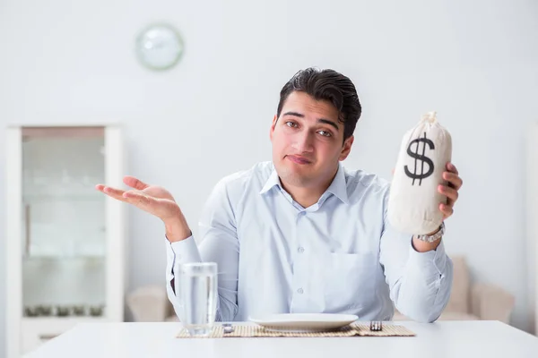 Konzept des teuren Essens in Restaurants — Stockfoto