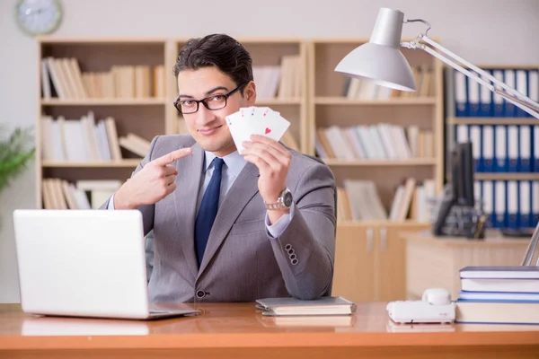 Homme d'affaires jouant aux cartes au travail — Photo