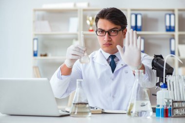 Genç araştırmacı bilim adamı bir su testi kirliliği araştırması yapıyor.