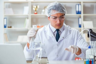 Genç araştırmacı bilim adamı bir su testi kirliliği araştırması yapıyor.