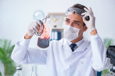Hastane kliniğinde kan örnekleriyle çalışan bir doktor.