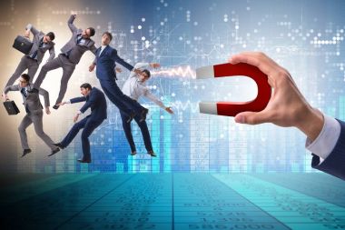 At nalı mıknatısıyla adam toplama konsepti