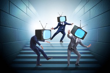 İnsan ve televizyon yerine medya zombisi kavramı