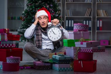 Kutularda bir sürü Noel hediyesi olan bir adam.