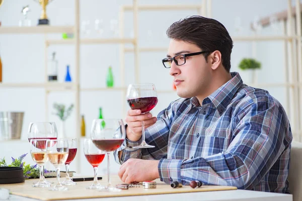 Professioneller Sommelier verkostet Rotwein — Stockfoto