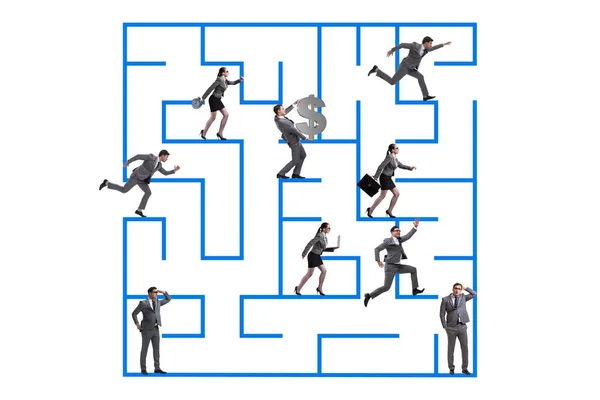 Gli uomini d'affari si perdono nel concetto di incertezza del labirinto — Foto Stock
