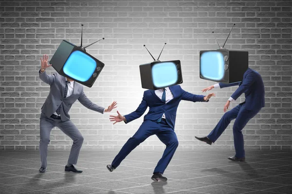 Media zombie koncept s člověkem a televizí místo hlavy — Stock fotografie