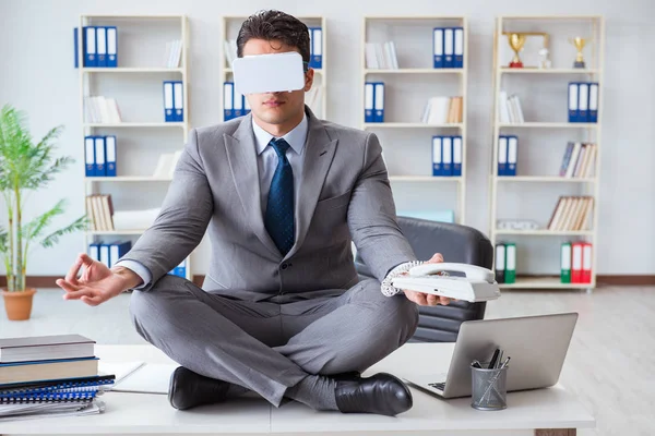 Geschäftsmann meditiert in Virtual-Reality-VR-Brille am Schreibtisch — Stockfoto