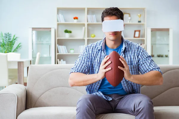Sanal gerçeklik gözlüğü takan adam Amerikan futbolunu izliyor.