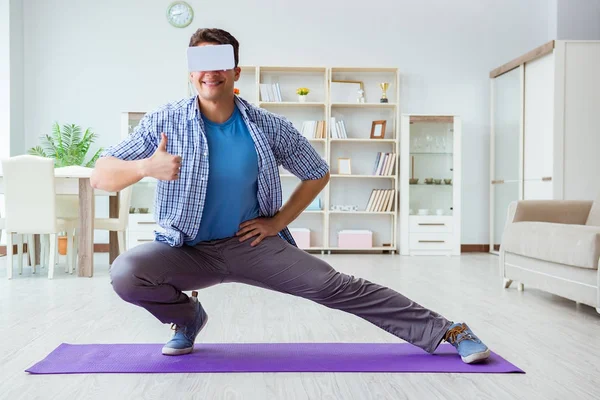 仮想現実を身に着けている男VRメガネは自宅でスポーツを行う — ストック写真