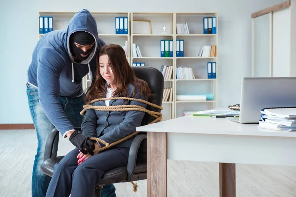 Kriminelle nehmen Geschäftsfrau als Geisel im Amt — Stockfoto