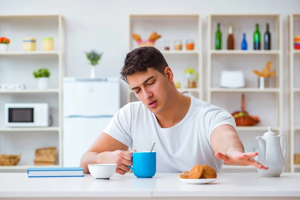 Homem adormecendo durante seu café da manhã após horas extras de trabalho — Fotografia de Stock