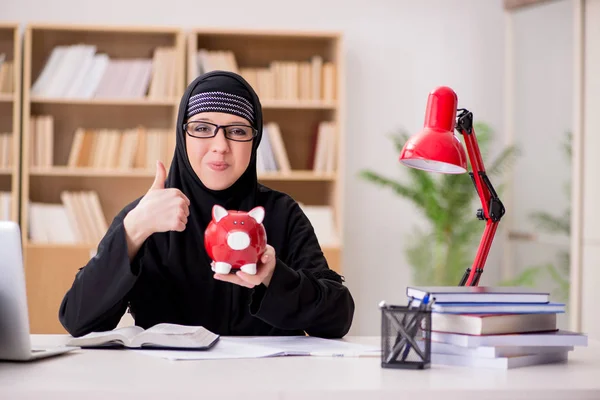 Moslim meisje in hijab studeren voorbereiding voor examens — Stockfoto