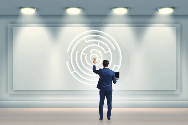 Affärsman letar efter sätt att fly från labyrint labyrint — Stockfoto