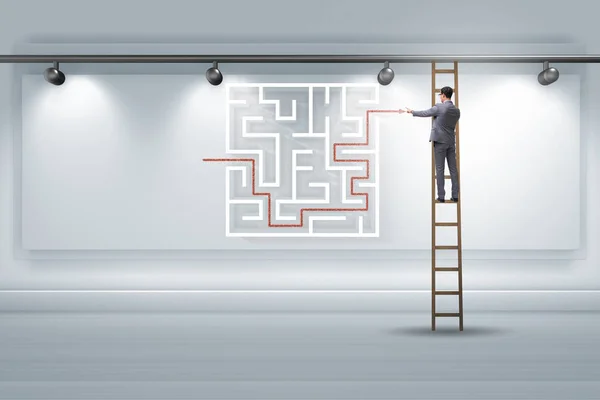 Uomo d'affari è alla ricerca di modi per fuggire dal labirinto labirinto — Foto Stock