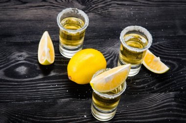 Limonlu ve tuzlu bardakta servis edilen tekila içeceği.