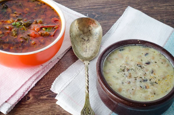 Soupe de borch et champignons servie sur table — Photo