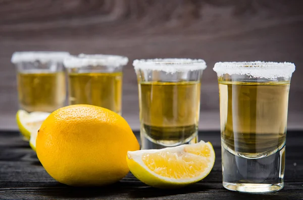 Bebida de tequila servida em copos com limão e sal — Fotografia de Stock