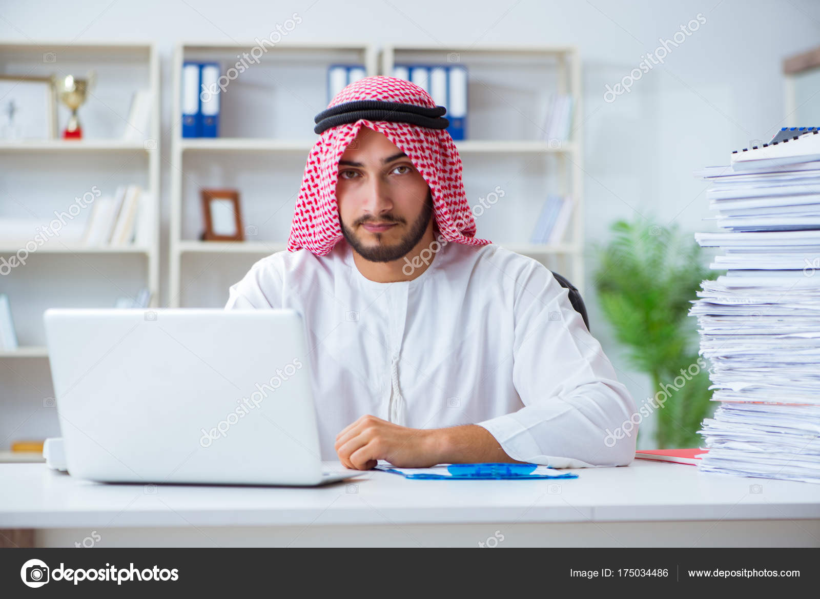 Bureau En Arabe : Homme d affaires arabe travaillant au bureau de faire de la