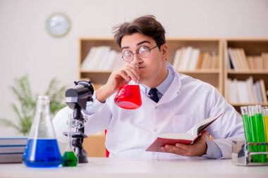 Çılgın bilim adamı bir laboratuarda deneyler yapıyor.