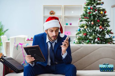 Noel 'de evde çalışan bir iş adamı.