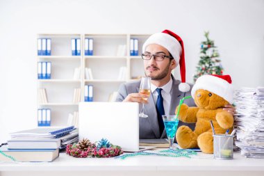 Genç işadamı Noel 'i ofiste kutluyor.