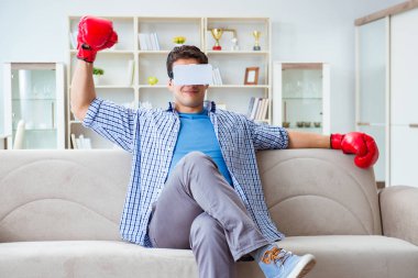 Sanal gerçeklik gözlüğü takan adam boks oyunu oynuyor.