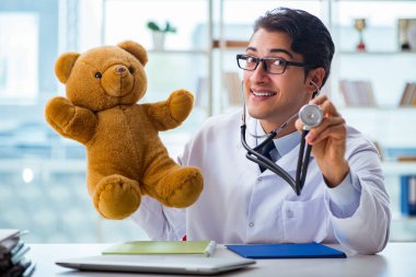 Ofiste oyuncaklı bir çocuk doktoru oturuyor.