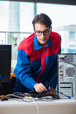 IT atölyesinde bilgisayar tamircisi çalışıyor