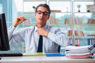 Ofiste masasında oturan mutsuz işadamı