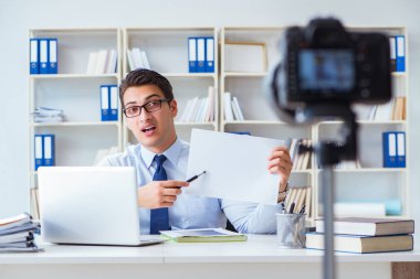 İş blogcusu aboneleri için internet yayını yapıyor