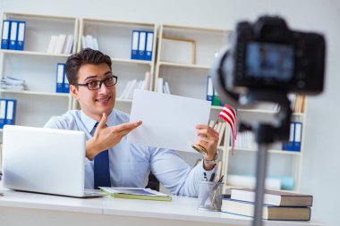 İş adamı boş bir kağıt parçasıyla internet yayını yapıyor.