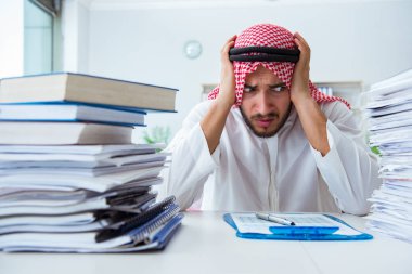 Ofiste çalışan Arap işadamı bir Pi ile evrak işi yapıyor.