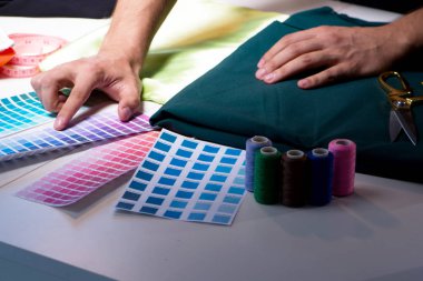 Kanalizasyonda çalışan erkek terzi.