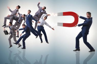 At nalı mıknatısıyla adam toplama konsepti