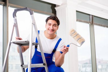 İnşaat alanında çalışan bir boyacı.