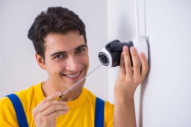 Müteahhit ofise güvenlik kamerası yerleştiriyor.