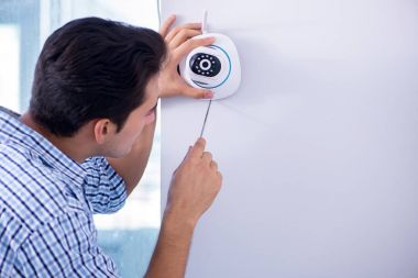 Adam eve güvenlik kameraları yerleştiriyor.