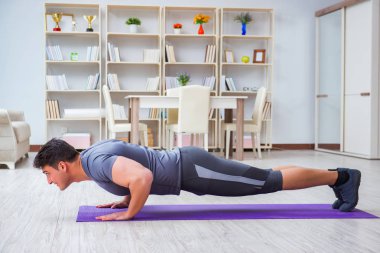 Genç adam spor ve sağlıklı yaşam tarzı dolandırıcılığı yapıyor.