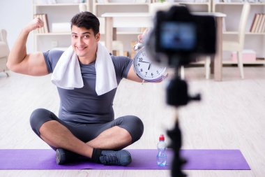 Spor ve sağlık blogcusu spor konseptiyle video kaydediyor